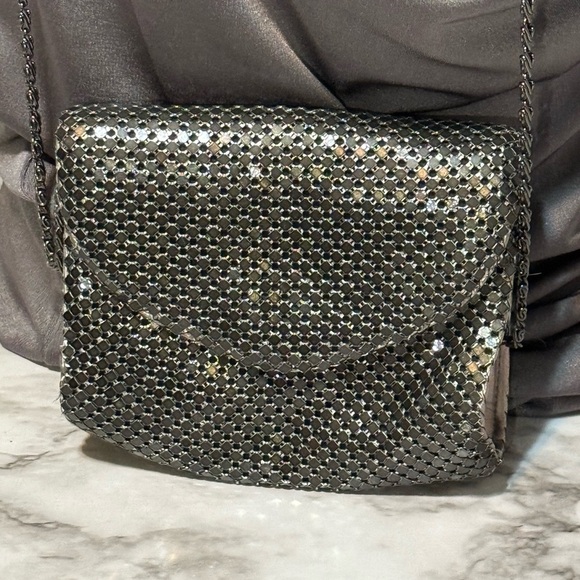 vintage-style black mesh evening bag with a metallic chain strap. - Picture 5 of 8